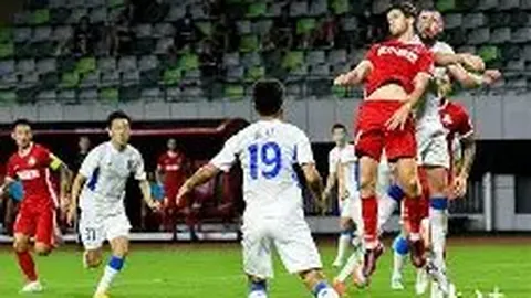 郎朗夫妇餐厅用餐，吉娜自拍挥手显亲民