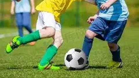 王俊凯关晓彤等北电毕业生学士服亮相，拍摄毕业照