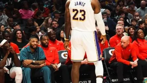 2025体育感动瞬间：泪光中携手，荣耀同庆